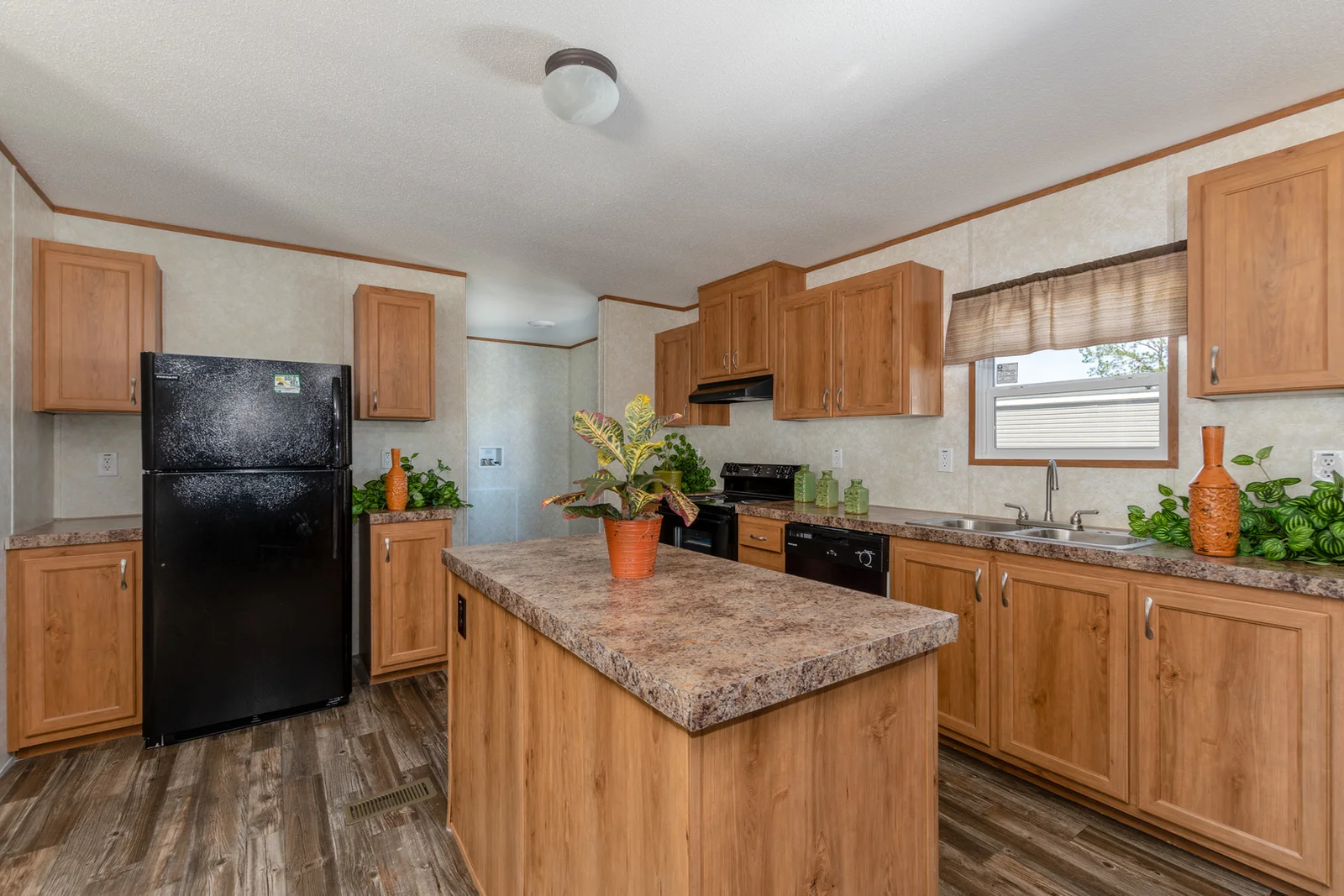 2023 Live Oak – Spartan L-2764D – 4BR2BA – 28×80 – 1976 sq ft - Image 4